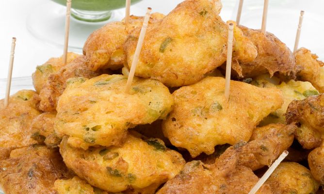 bunuelos de pimiento verde y bacalao Buñuelos de pimiento verde y bacalao