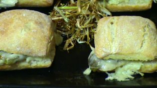 minibocatas de lomo Bocadillitos de lomo, pimiento verde y queso