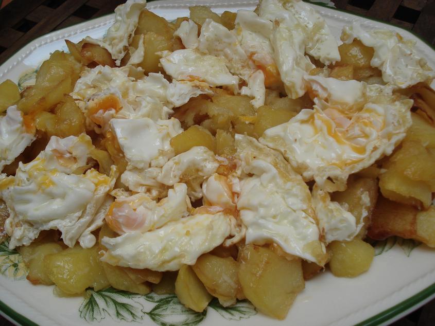 Huevos rotos con patatas Huevos rotos con patatas, queso y gulas