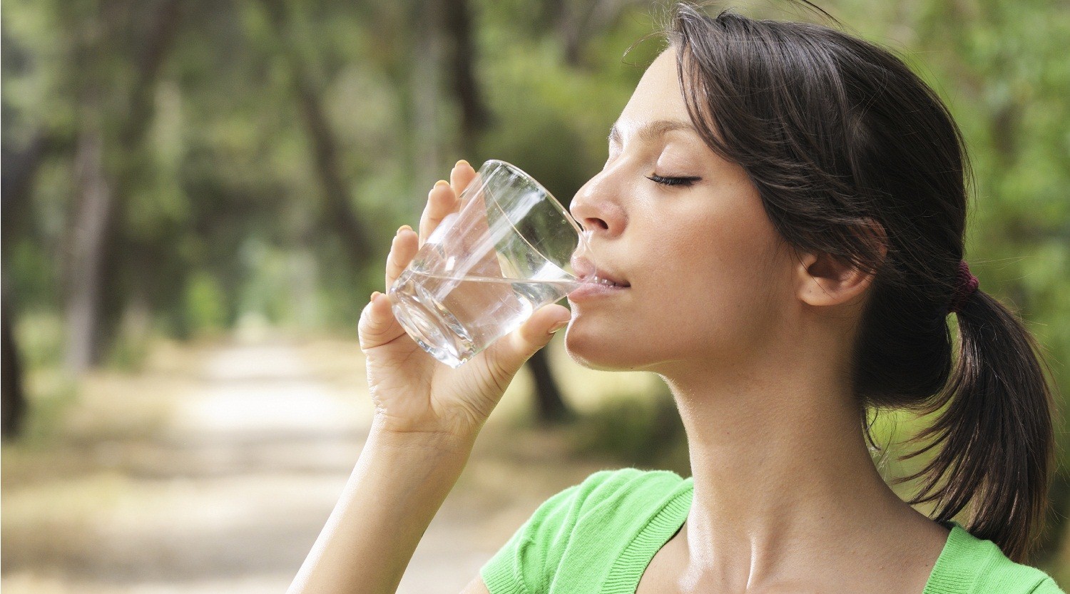 bebiendo agua Bebe antes de tener sed y evita la deshidratación